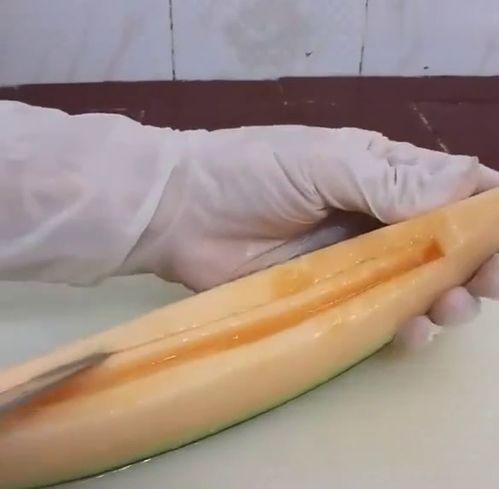 哈密瓜的正确切法上热门,轻松掌握完美切法，美味尽享